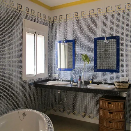 Villa Camakini With Heated Pool And Sea View Arenas (Malaga)