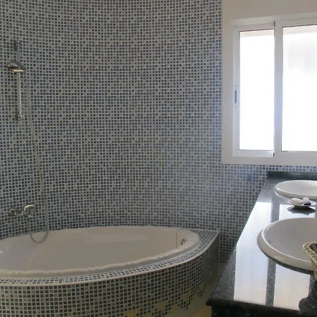 Villa Camakini With Heated Pool And Sea View *